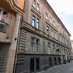 Spacious & Stylish Apartment In Downtown Budapest
